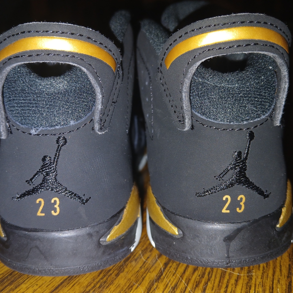 Jordan Kids Shoes - Black and Gold